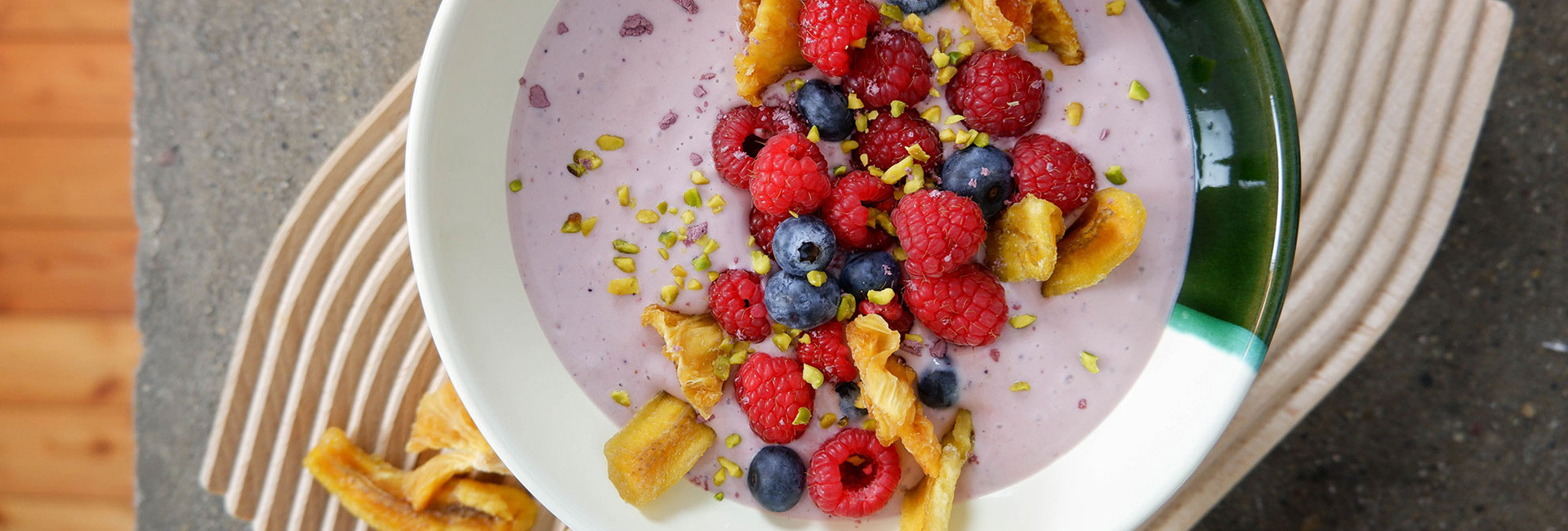 Acai smoothie con ananas e banana croccanti