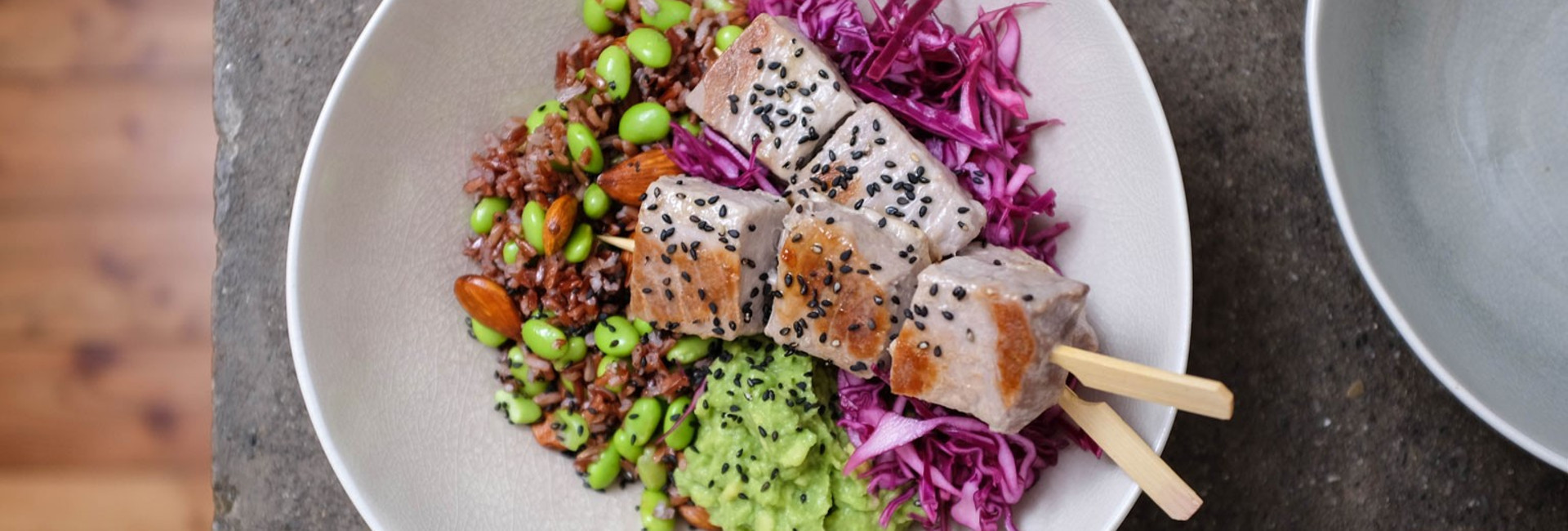 Bowl con spiedinidi tonno e crema di avocado