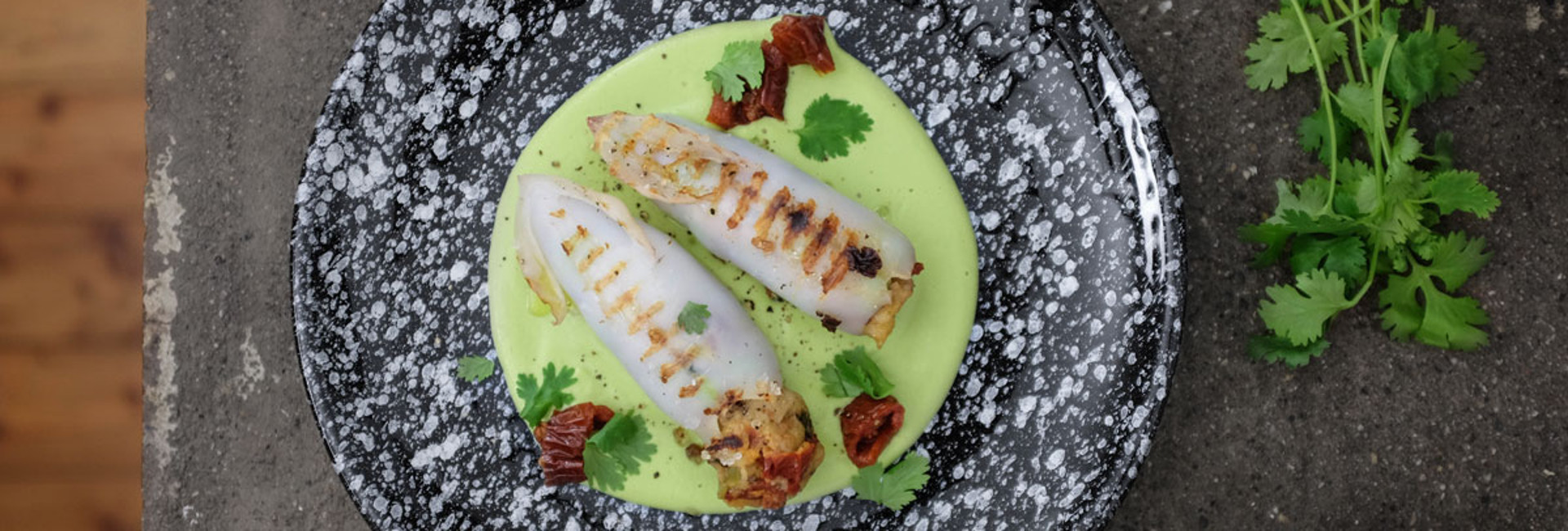 Calamari ripieni su hummus di edamame