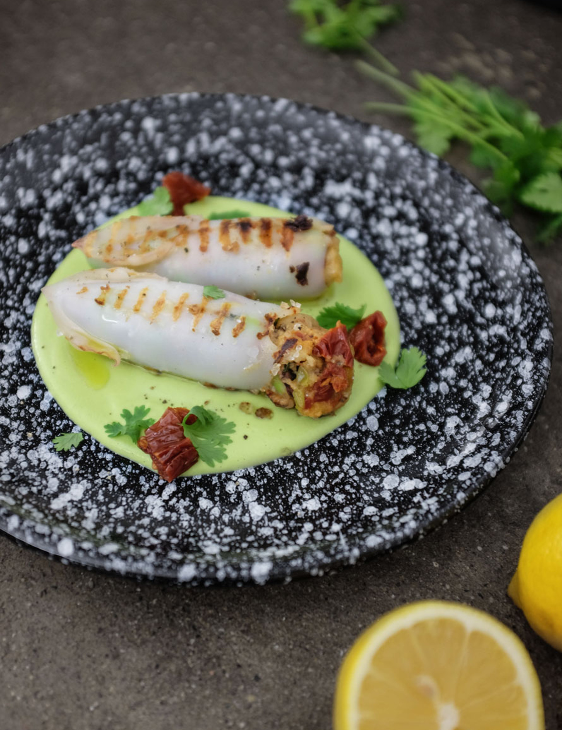 Calamari ripieni su hummus di edamame