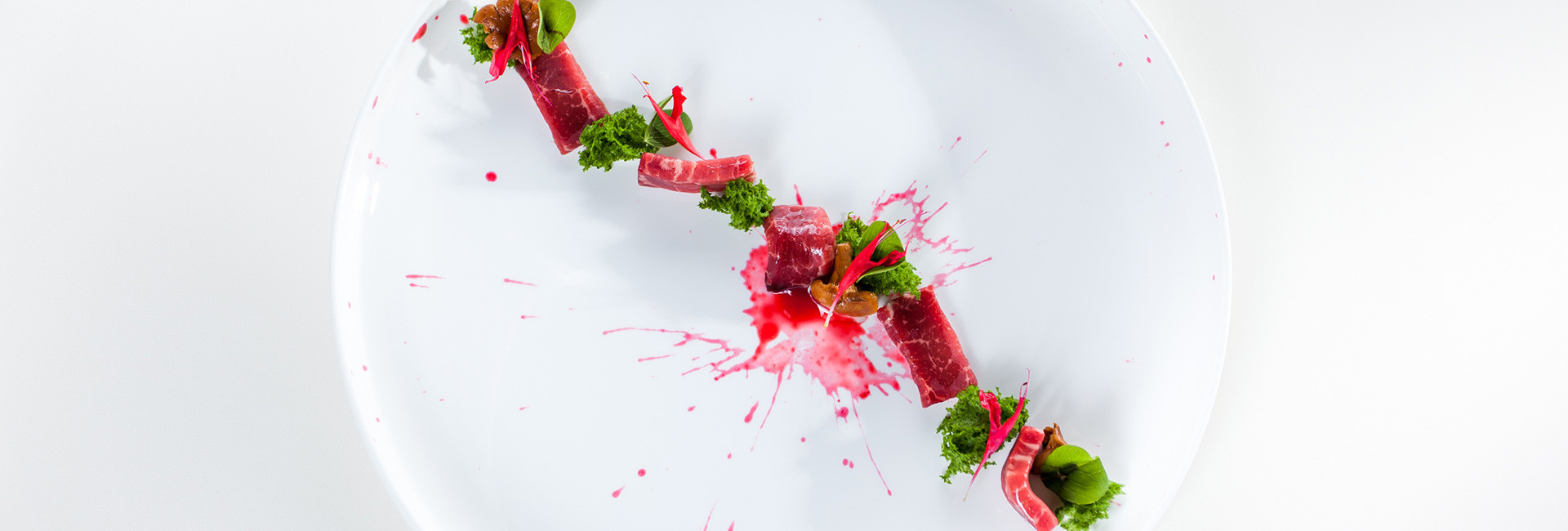 Carpaccio di manzo con finferli e salsa ai lamponi
