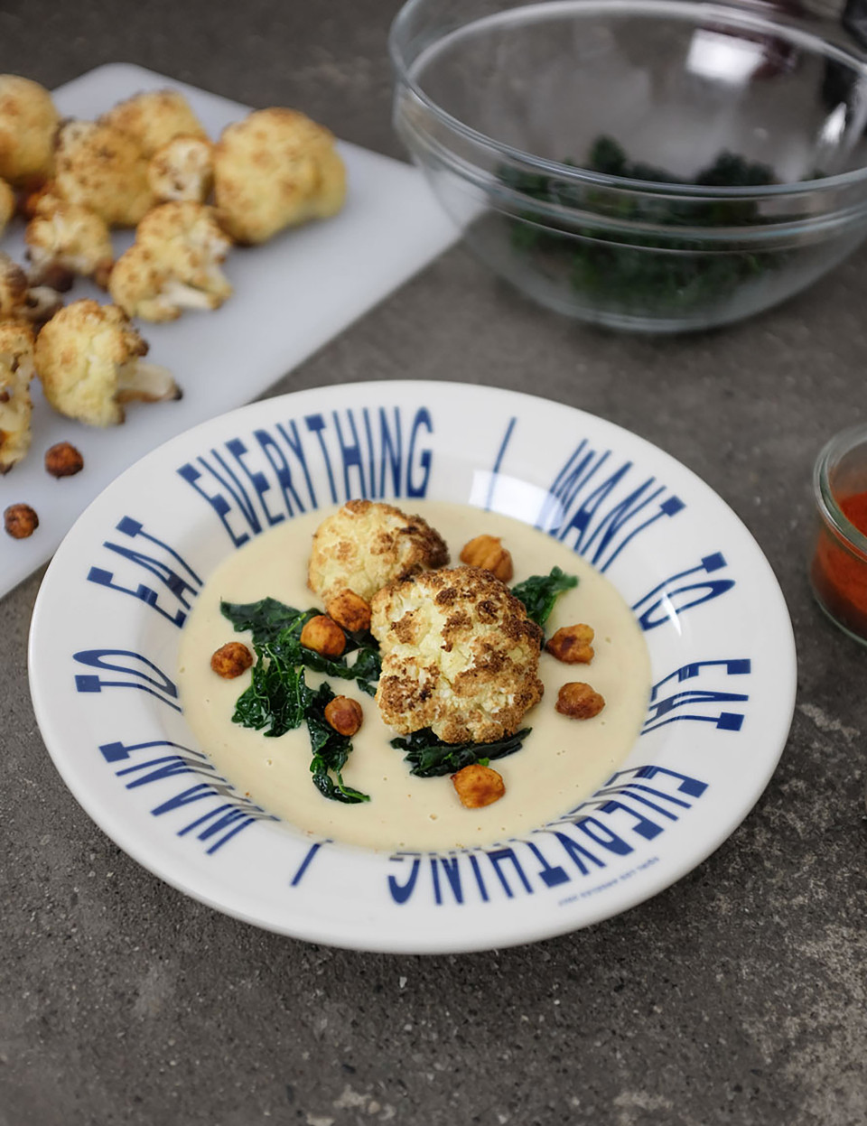 Crema di ceci con cavolfiore arrosto e cavolo nero