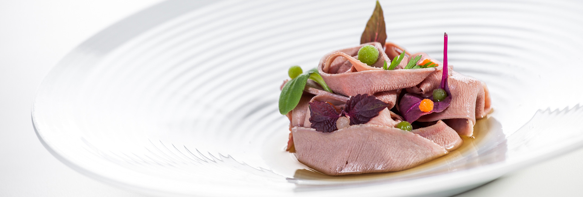 Lingua di vitello con consommé di manzo Miele