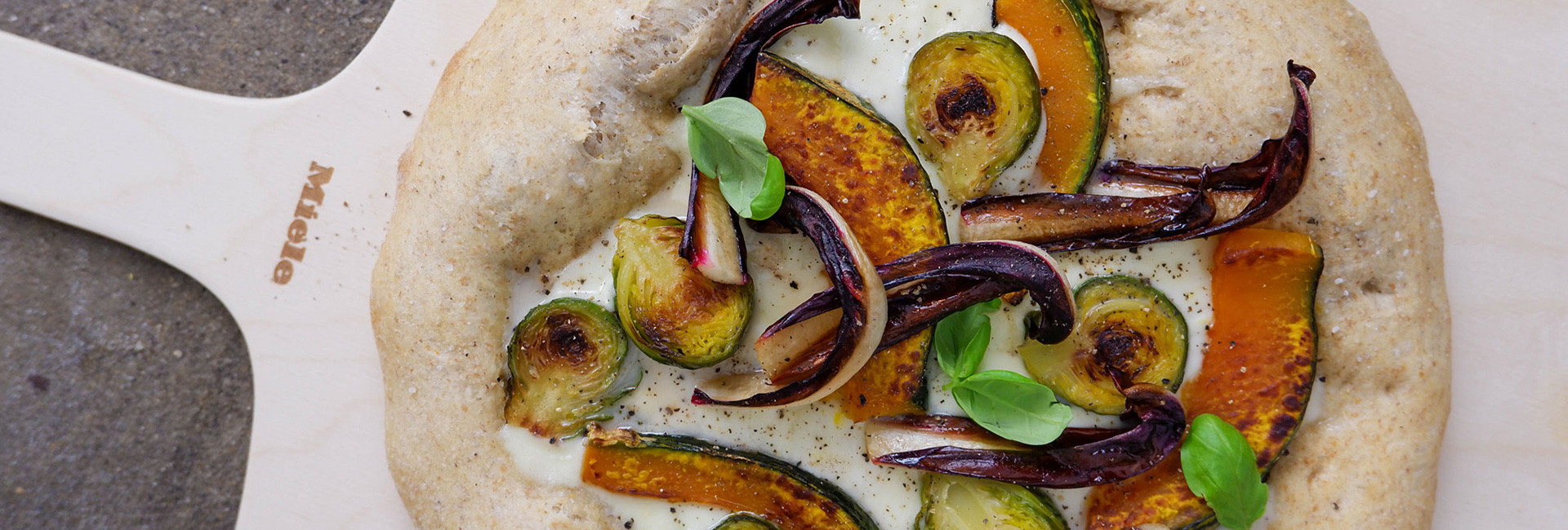 Pizza integrale con radicchio, zucca e cavoletti