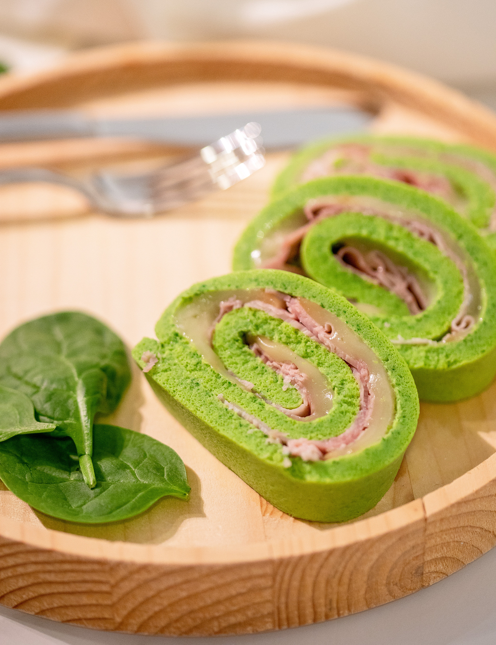 Rotolo di frittata agli spinaci ripieno