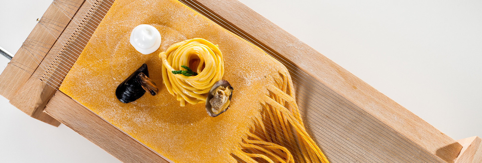 Spaghetti alla chitarra con frutti e asparagi di mare
