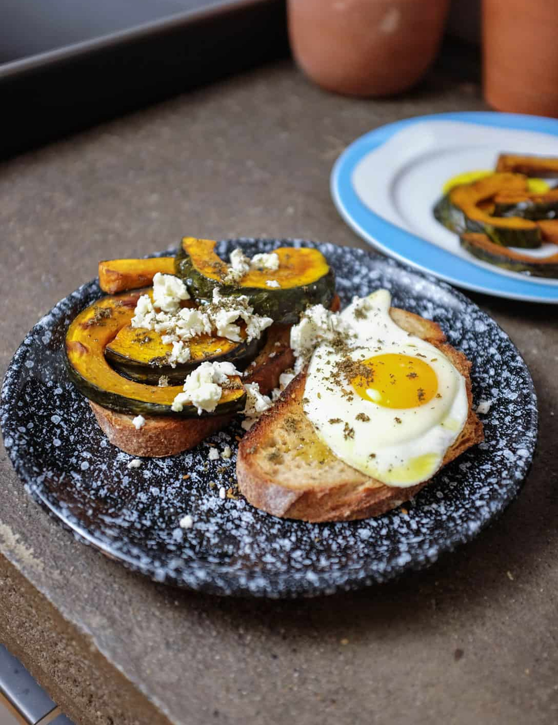 Toast agli aromi con zucca croccante e uovo morbido