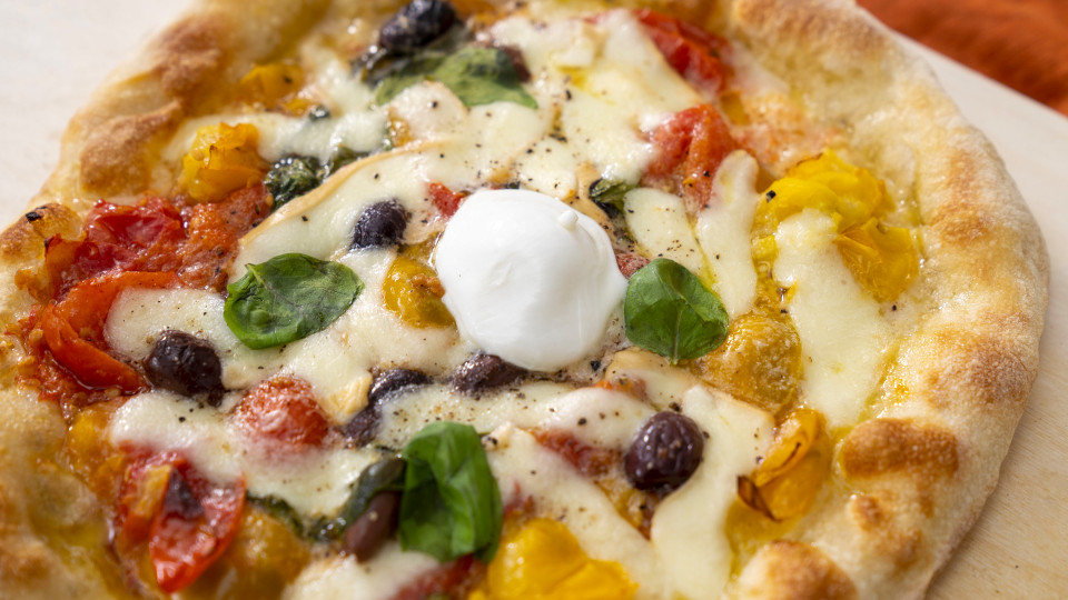 Pizza napoletana con provola, pomodorino giallo, rosso e olive di Gaeta | Miele