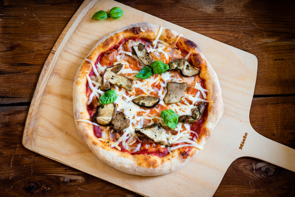 Pizza con funghi porcini, scamorza e speck croccante | Miele