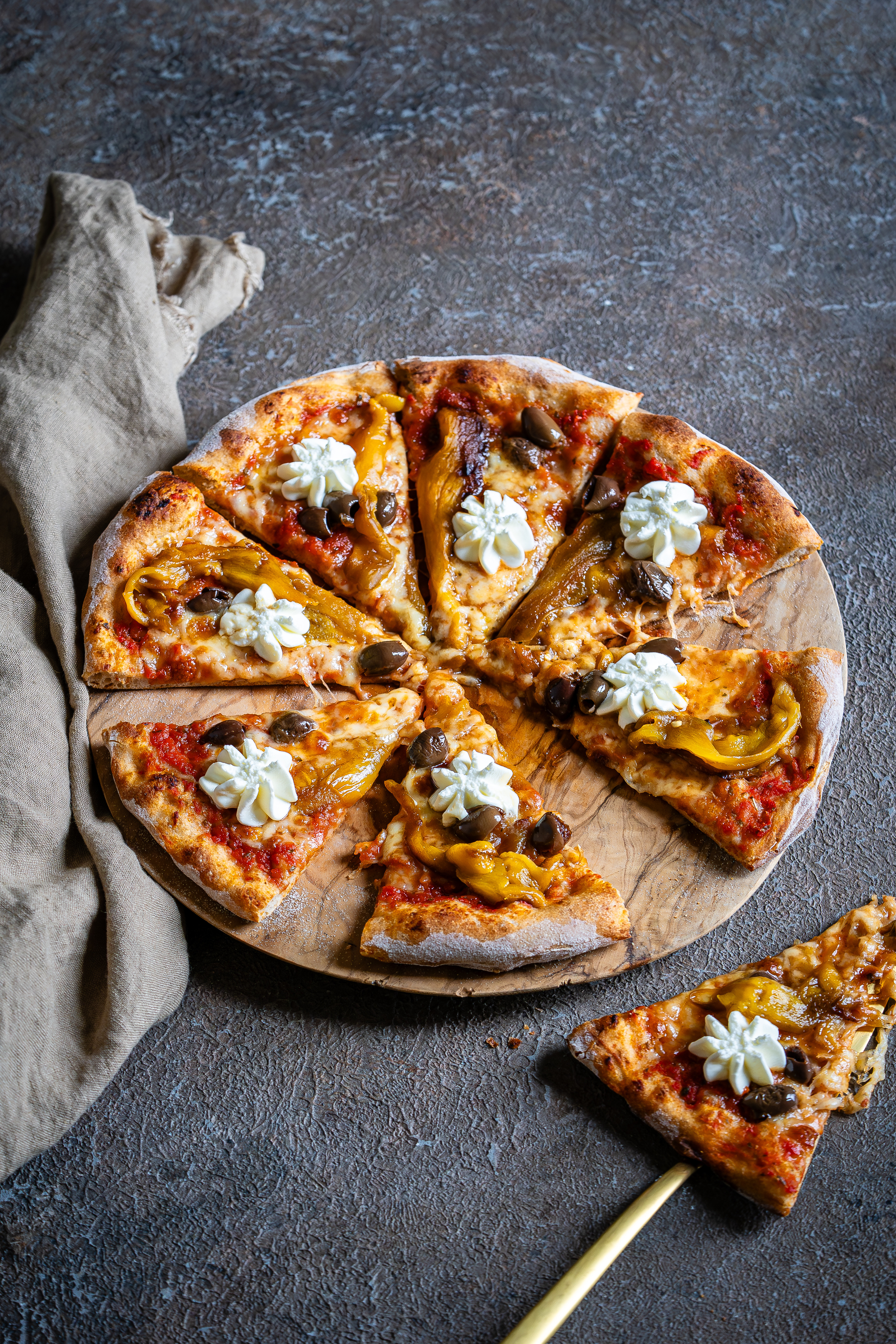 Pizza peperoni arrosto, olive e caprino-1.jpg