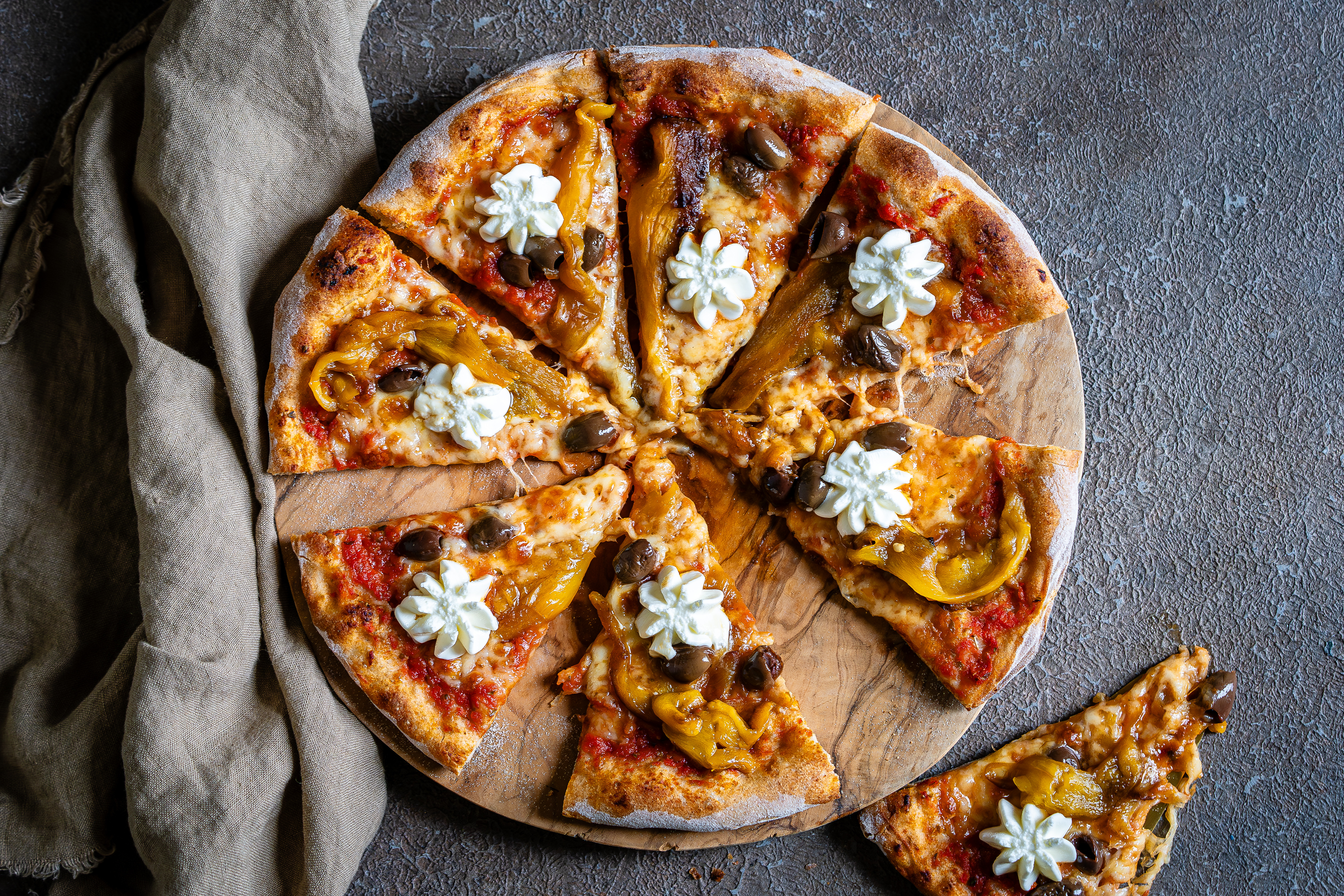 Pizza peperoni arrosto, olive e caprino-4.jpg